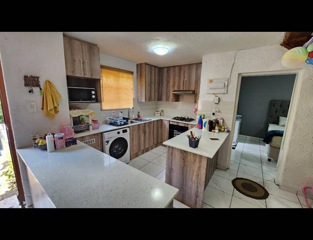 2 BEDROOM TOWNHOUSE FOR SALE IN BASSONIA